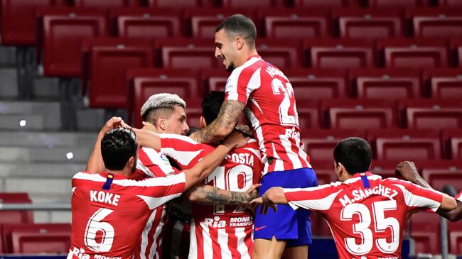 Atletico Madrid's players celebrate after Spanish midfielder Vitolo scored during the Spanish League football match between Atletico Madrid and Real Valladolid at the Wanda Metropolitan stadium in Madrid on June 20, 2020. (Photo by JAVIER SORIANO / AFP)