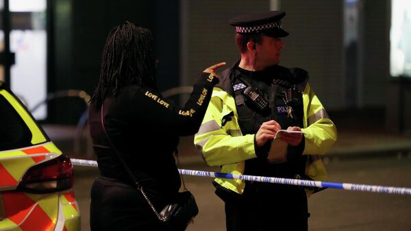 На месте нападения вооруженного ножом мужчины в Рединге, Великобритания 