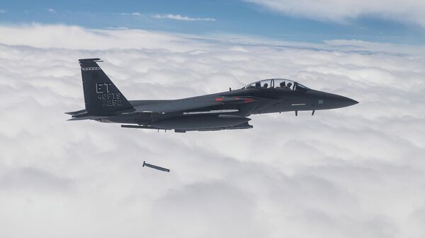 Сброс умной авиабомбы StormBreaker с истребителя F-15E Strike Eagle