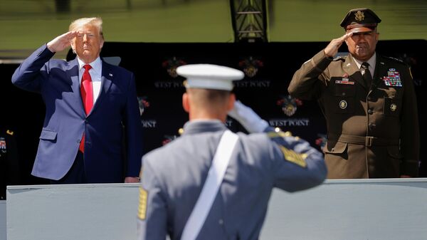 Президент США Дональд Трамп во время выпускной церемонии в военной академии в Вест-Пойнте
