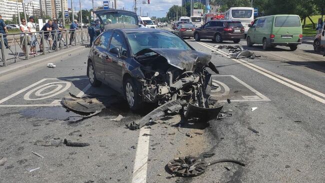 На проспекте Стачек произошло столкновение четырех автомобилей – трех легковых и маршрутного автобуса ПАЗ