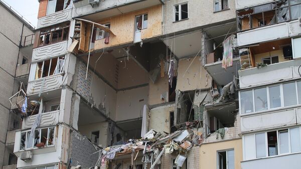 Жилой девятиэтажный дом в Киеве, где произошел взрыв бытового газа, в результате которого разрушены межэтажные перекрытия четырех этажей.
