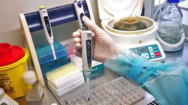 Сотрудник проводит анализ проб в центре гигиены и эпидемиологии Калининградской области