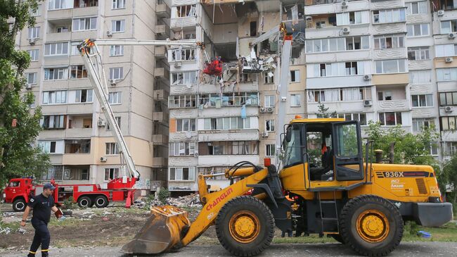 Сотрудники спасательной службы на месте взрыва бытового газа в жилом девятиэтажном доме в Киеве