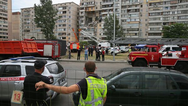 Сотрудники спасательной службы у жилого девятиэтажного дома в Киеве, где произошел взрыв бытового газа