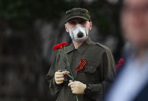 Участник акции Вахта памяти. Вечный огонь в Александровском саду в Москве