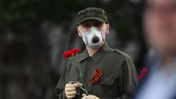 Участник акции Вахта памяти. Вечный огонь в Александровском саду в Москве