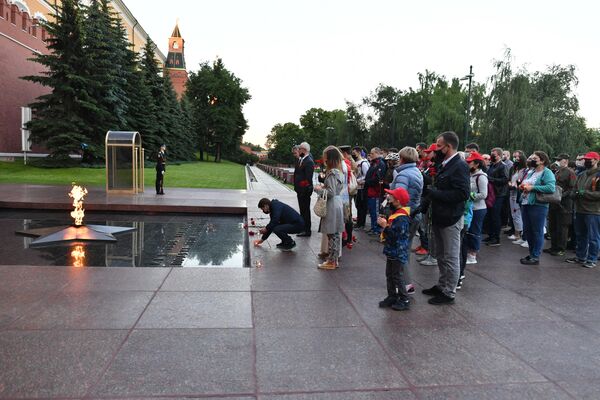 Участники акции Вахта памяти. Вечный огонь в Александровском саду в Москве
