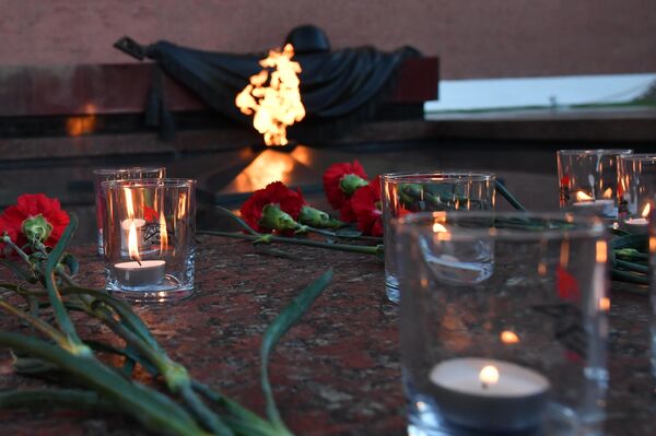 Свечи и цветы у Вечного огня во время проведения акции Вахта памяти. Вечный огонь в Александровском саду в Москве