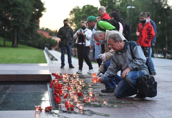 Участники акции Вахта памяти. Вечный огонь в Александровском саду в Москве