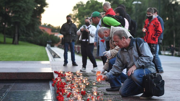 Участники акции Вахта памяти. Вечный огонь в Александровском саду в Москве