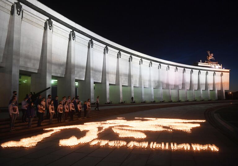 Акция Свеча памяти на Поклонной горе в Москве 