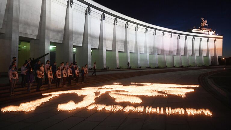 Акция Свеча памяти на Поклонной горе в Москве 