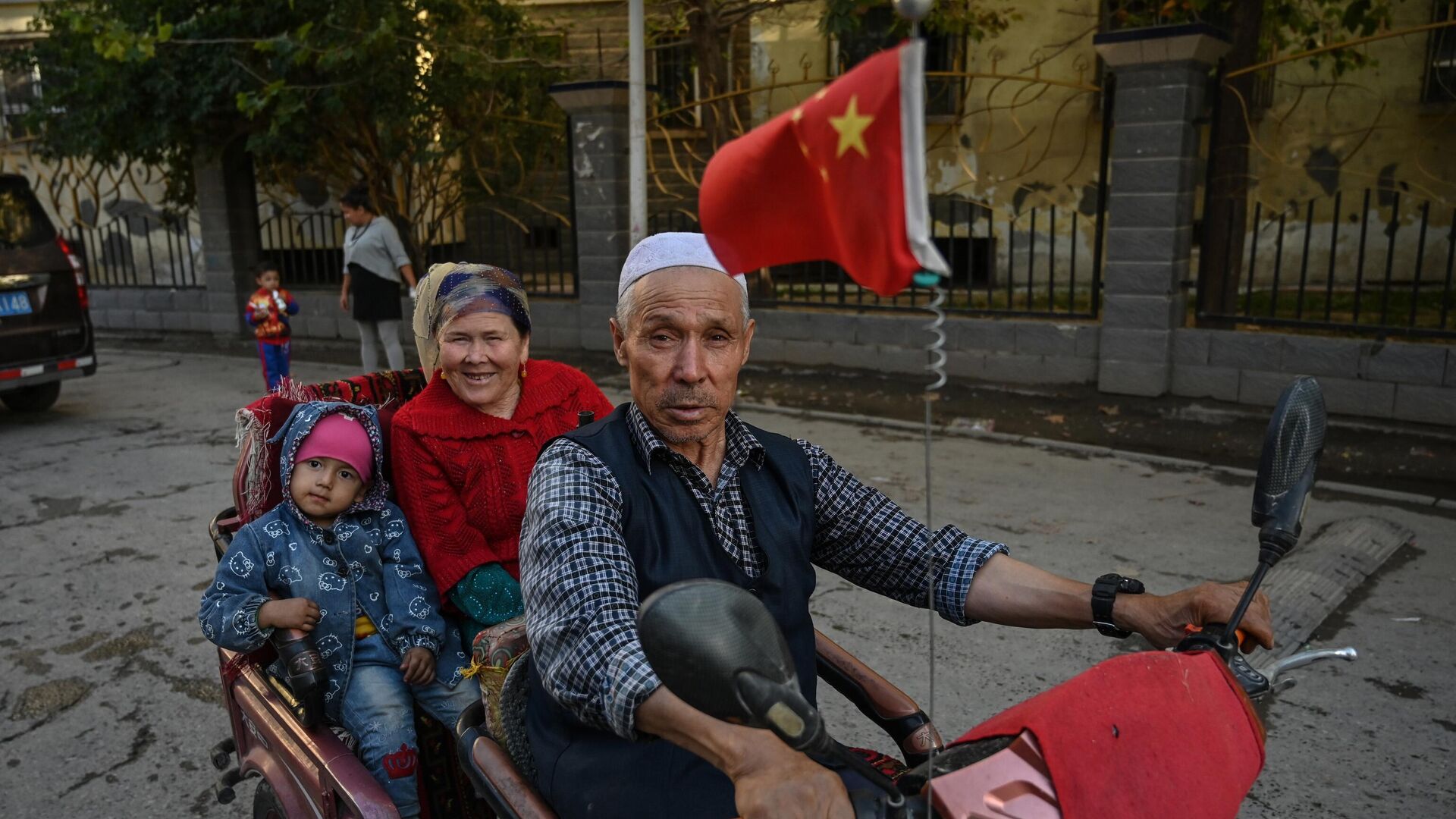 Жители городского уезда Аксу в Синьцзян-Уйгурском автономном районе КНР - РИА Новости, 1920, 22.06.2020