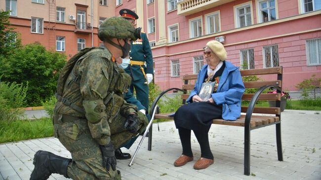 Военнослужащие Центрального военного округа устроили мини-парад для медицинской сестры хирургического отделения – ветерана Великой Отечественной войны Ракушевой Александры