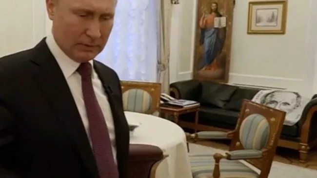 Портрет Президента России в кабинете Владимира Путина