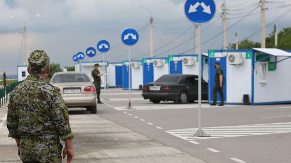 Контрольно-пропускной пункт въезда и выезда в поселке Еленовка в Донецкой области