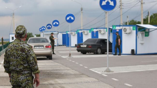 Контрольно-пропускной пункт въезда и выезда в поселке Еленовка в Донецкой области