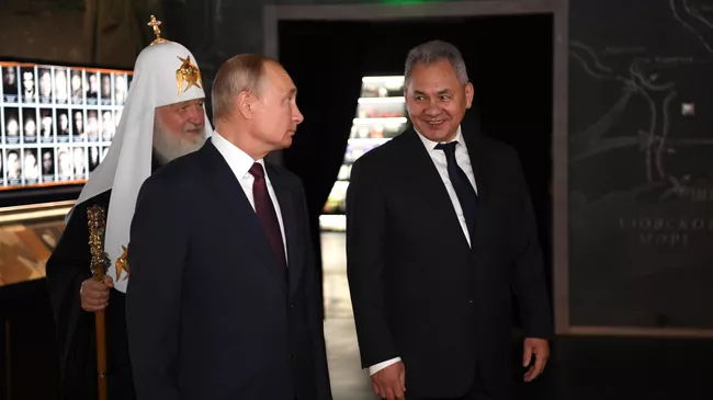 Президент РФ Владимир Путин, патриарх Московский и всея Руси Кирилл и министр обороны РФ Сергей Шойгу во время осмотра экспозиции музейного комплекса Дорога памяти в ходе посещения главного храма Вооружённых Сил
