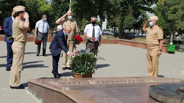 Дипломаты посольства России в Узбекистане во время возложения цветов к Вечному огню на мемориале Братские могилы в Ташкенте
