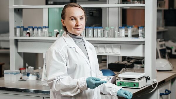 Аспирант Исследовательской школы химических и биомедицинских технологий ТПУ Анна Липовка в лаборатории ТПУ