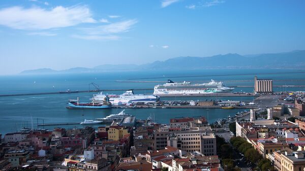Круизные лайнеры в порту города Кальяри, Сардиния