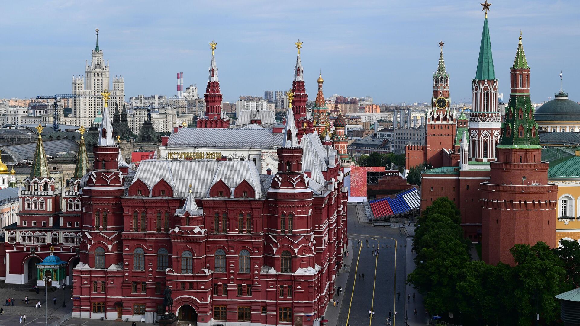 Вид на Исторический музей и Кремль с крыши отеля The Ritz-Carlton в Москве - РИА Новости, 1920, 01.10.2020