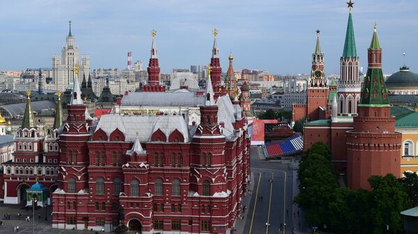 Вид на Исторический музей и Кремль с крыши отеля The Ritz-Carlton в Москве