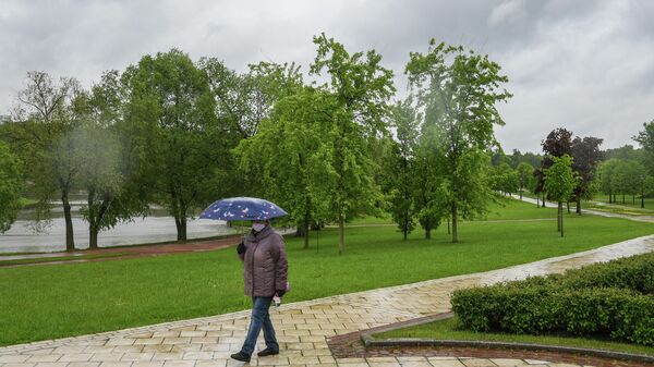 Житель Москвы гуляет в парке Царицыно