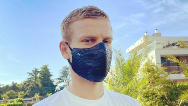 Александр Кокорин в защитной маске из крокодиловой кожи