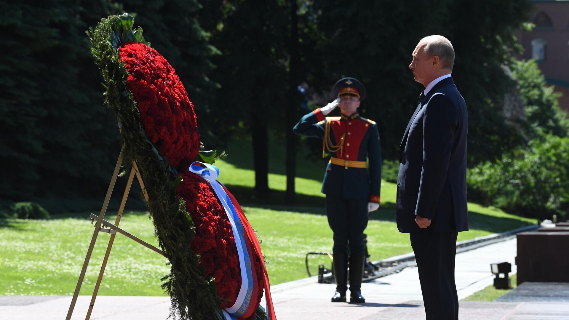 Путин после церемонии возложения цветов в День памяти и скорби пообщался с Белоусовым