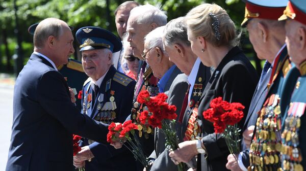 Президент РФ Владимир Путин в День памяти и скорби приветствует ветеранов Великой Отечественной войны в Александровском саду
