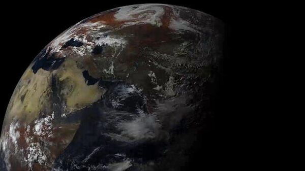 Стоп-кадр динамического изображения прохождения тени от кольцевого солнечного затмения по земной поверхности, снятого спутником Электро-Л №2