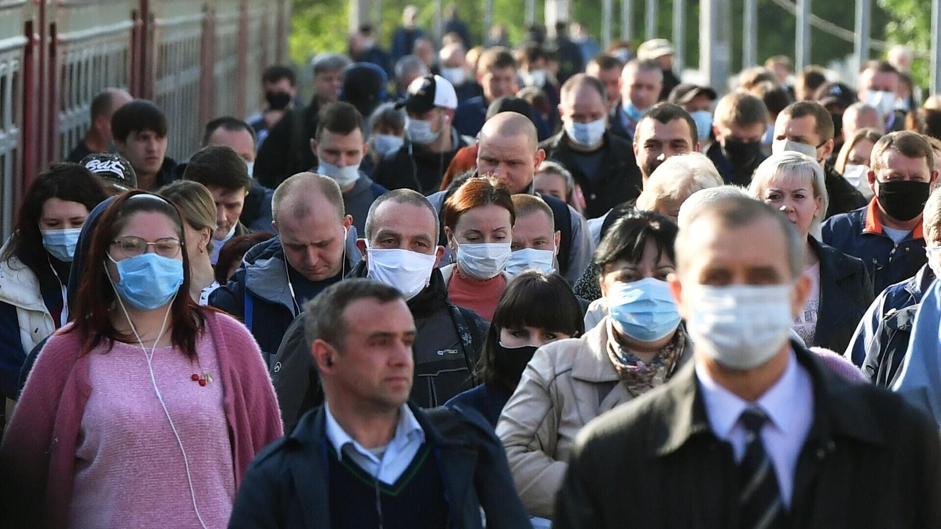 Люди в защитных масках - РИА Новости, 1920, 08.08.2022