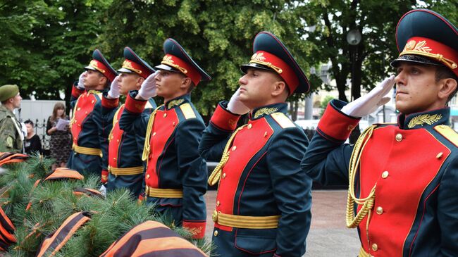 Возложение цветов к монументу погибшим в годы Великой Отечественной войны в Луганске