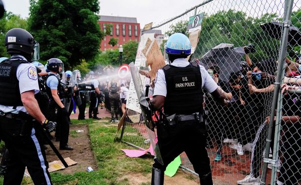 Полиция применяет слезоточивый газ к участникам акции протеста в Вашингтоне, США