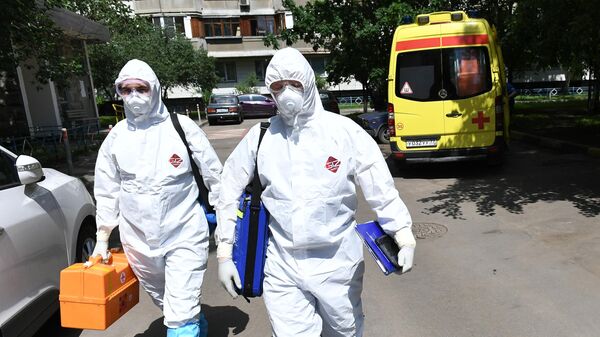 Фельдшеры скорой медицинской помощи во время выезда к пациенту с подозрением на коронавирус в Москве