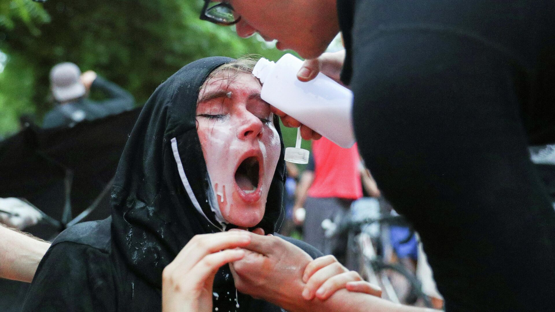 Участники акции протеста возле Белого дома на площади Лафайетт, Вашингтон - РИА Новости, 1920, 15.07.2020