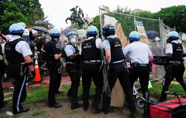 Столкновение полицейских с протестующими возле Белого дома на площади Лафайетт, Вашингтон
