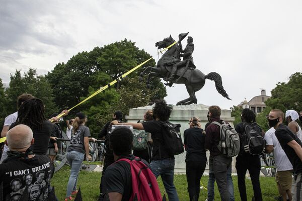 Протестующие попытаются снести статую седьмому президенту США Эндрю Джексона возле Белого дома, Вашингтон