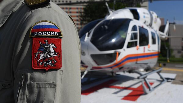 Шеврон на форме пилота легкого многоцелевого вертолета Eurocopter EC145 санитарной авиации Московского авиацентра на площадке городской клинической больницы имени С. С. Юдина в Москве