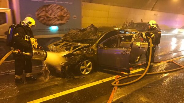 Сотрудники МЧС во время ликвидации возгорания автомобиля в тоннеле в Москве