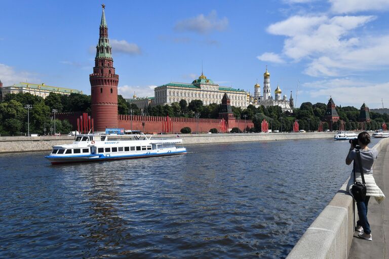 Парад теплоходов в честь открытия пассажирской навигации по Москве-реке