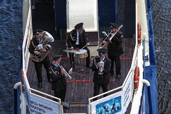 Оркестр на палубе теплохода Сударыня на параде теплоходов в честь открытия пассажирской навигации по Москве-реке