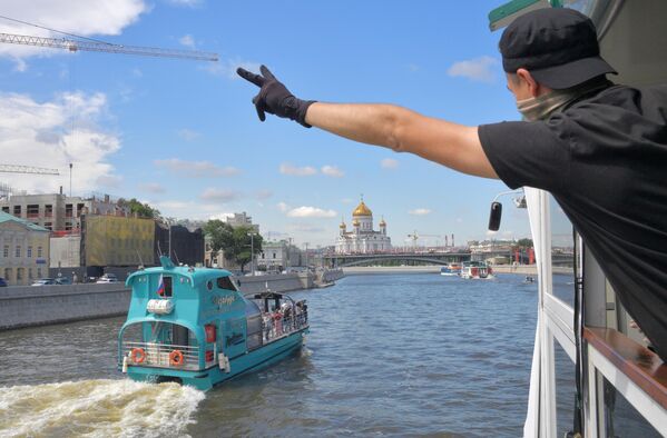 Пассажир во время парада теплоходов в честь открытия пассажирской навигации по Москве-реке