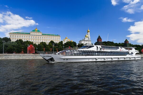 Теплоход Баттерфляй на параде теплоходов в честь открытия пассажирской навигации по Москве-реке