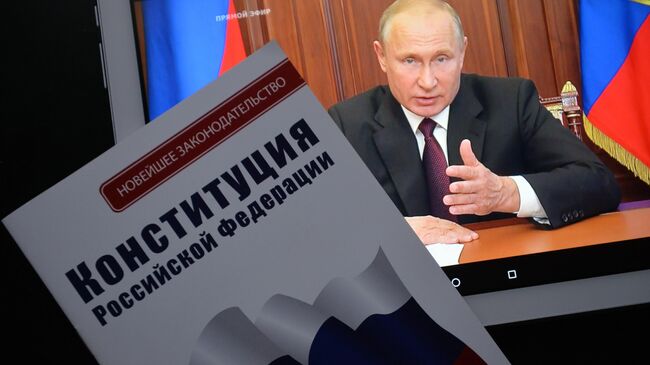 Планшет с трансляцией телеобращения президента РФ Владимира Путина к гражданам России