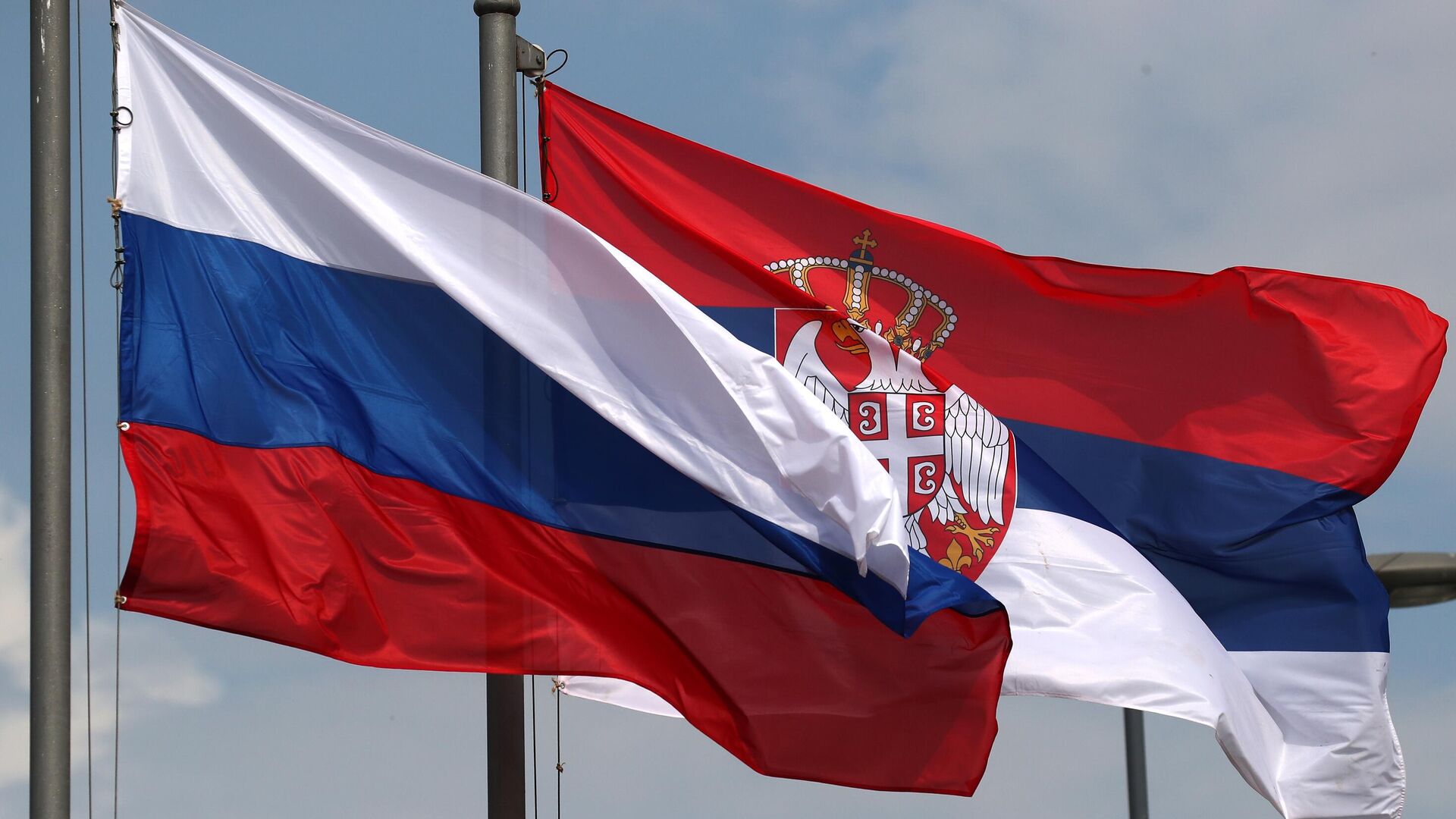 Государственные флаги РФ и Сербии в Белграде - РИА Новости, 1920, 28.06.2022
