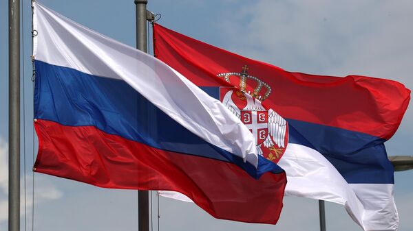 Государственные флаги РФ и Сербии в Белграде