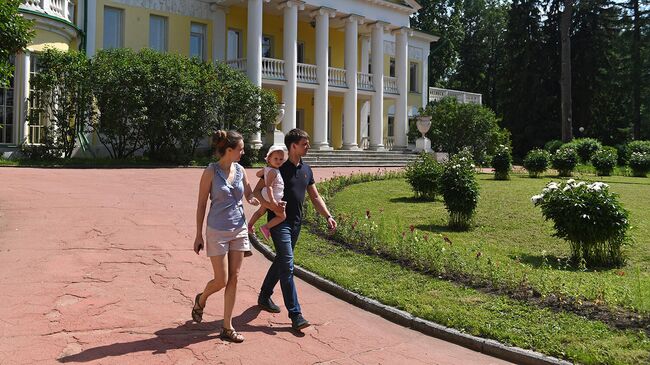 Посетители на территории музея-заповедника Горки Ленинские в Московской области